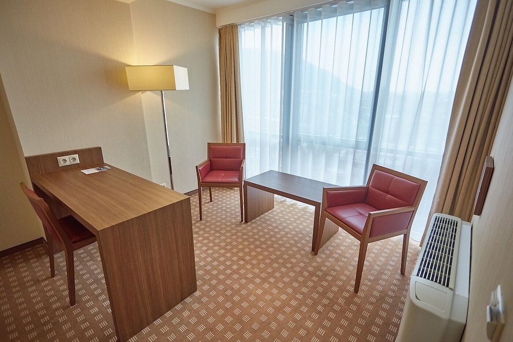CENTRAL PLAZA HOTEL 32/50
