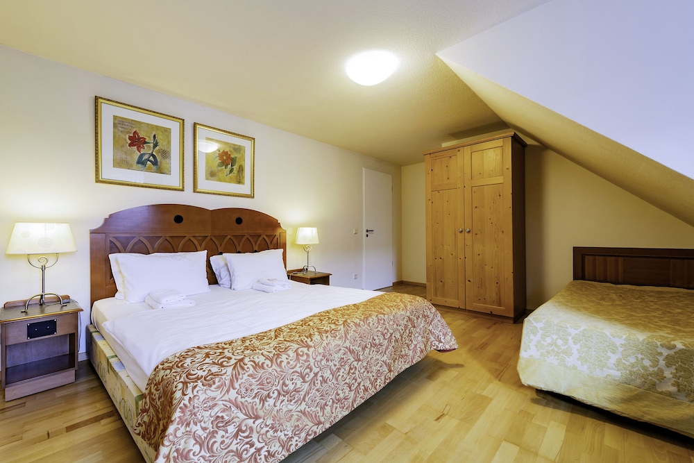3 Bedrooms, Superior, Apartment, 1 Double and 2 Queen Beds, 3 Beds, Garden View, 2 Bathrooms