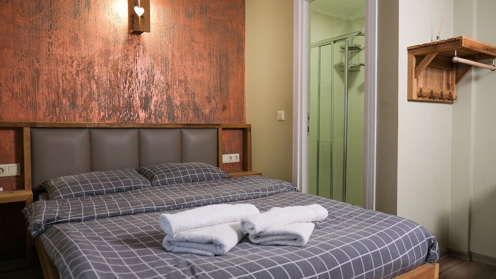DELUXE, PRIVATE BATHROOM