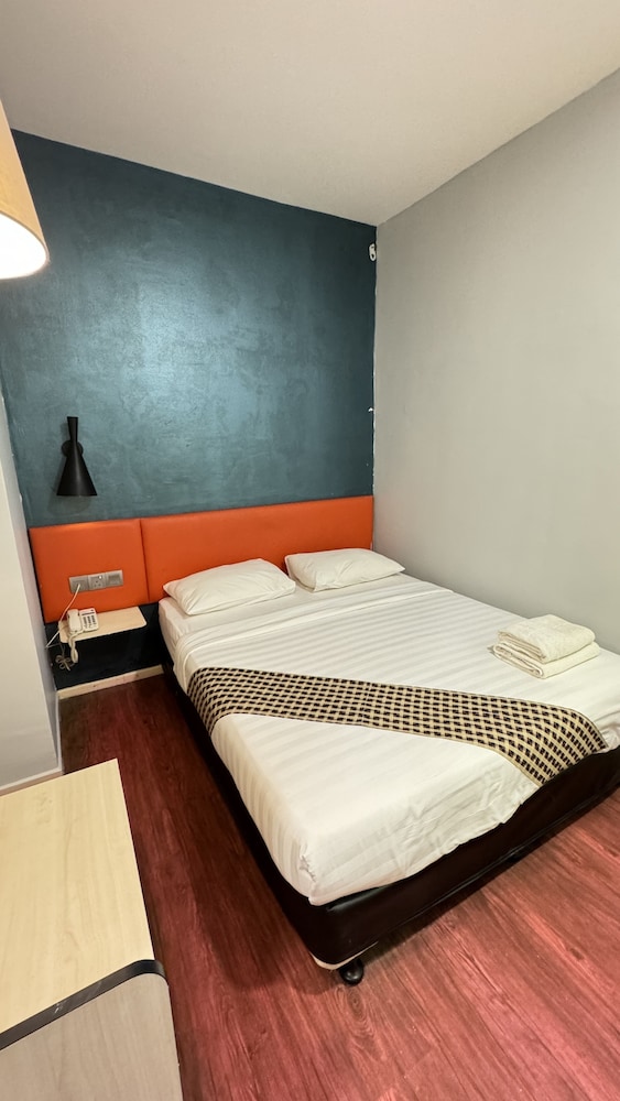 STANDARD, QUEEN BED, NO WINDOW
