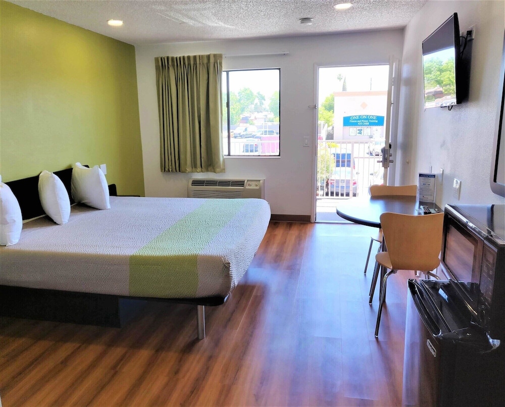 DELUXE, KING BED