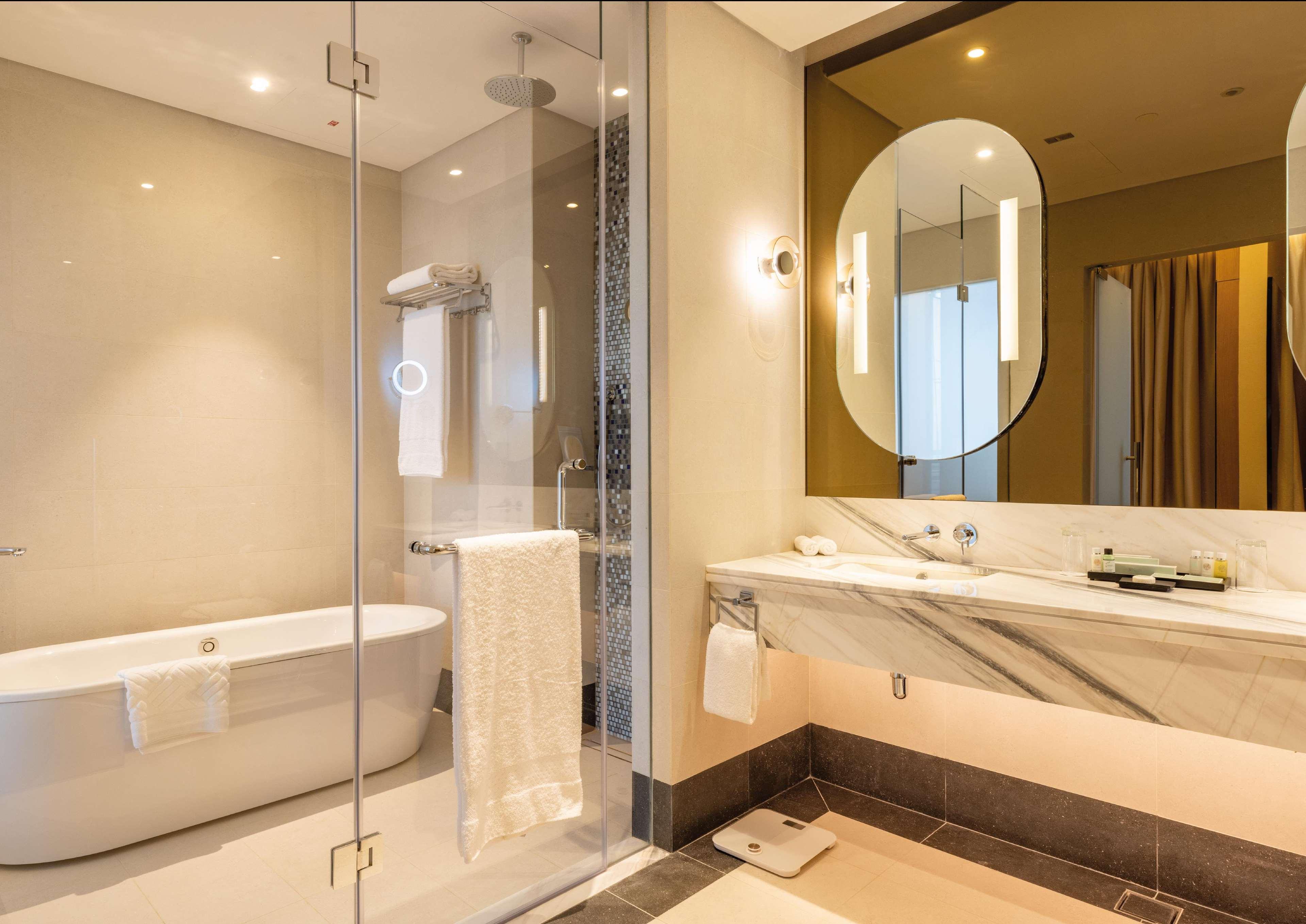 جناح سوبيريور بسرير كينج بإطلالة على البحر بغرفة نوم واحدة للمدخنين، Embassy Suites By Hilton Doha Old Town 3/3