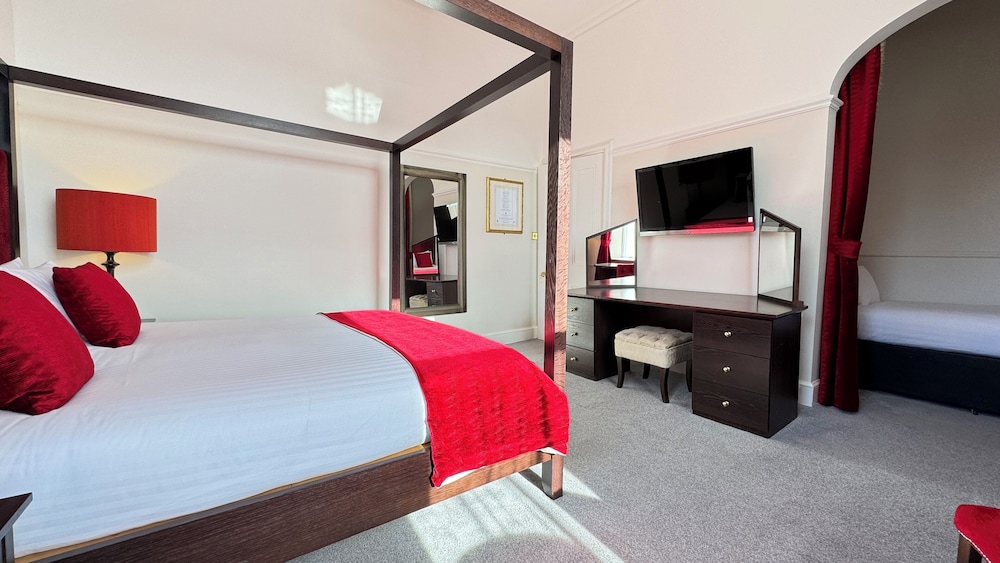 Culloden, Deluxe, Suite, 1 King and 1 Single Beds
