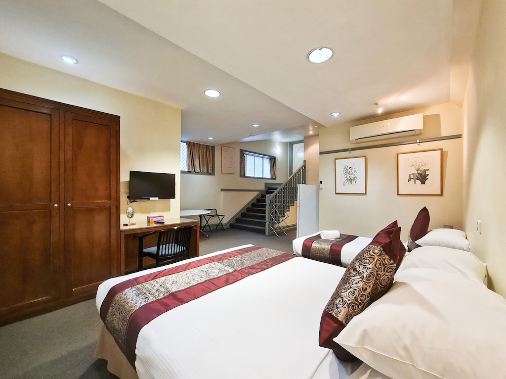 Twin Towers Inn 25/72