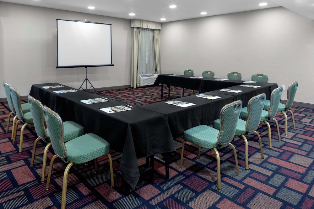 Hampton Inn Woodbridge 53/58