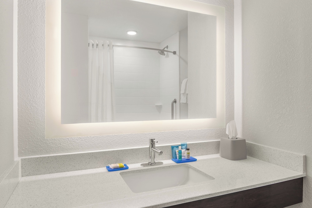 Holiday Inn Express Hotel Suites Hardeeville Hilton Head 66/68