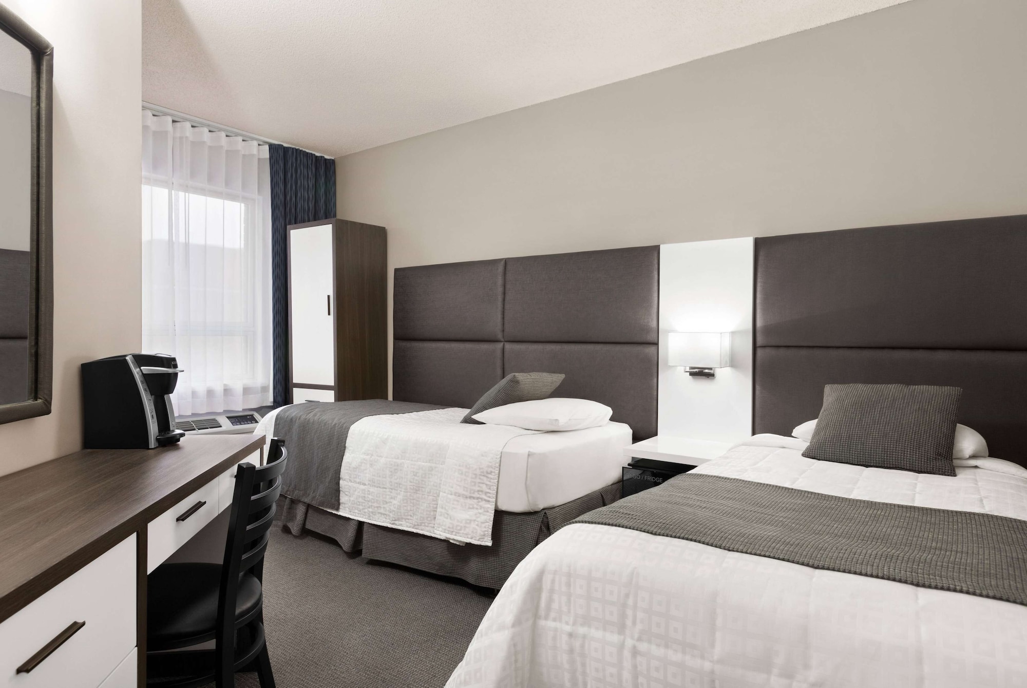 ROOM, TWIN BEDS