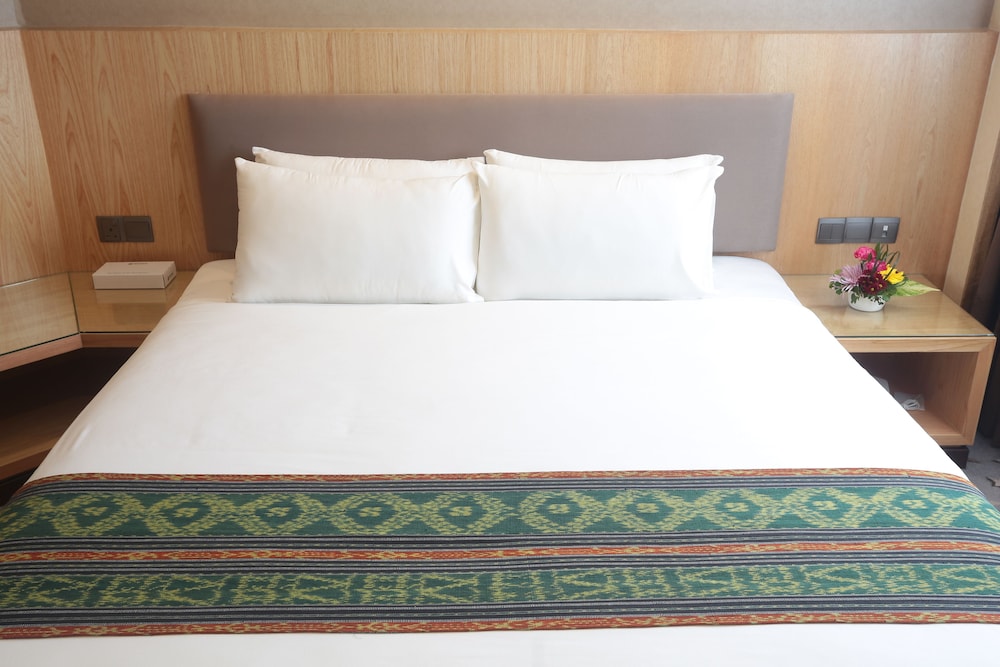 Imperial Riverbank Hotel 18/30