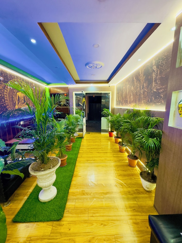 Hotel Plumeria Inn 37/39