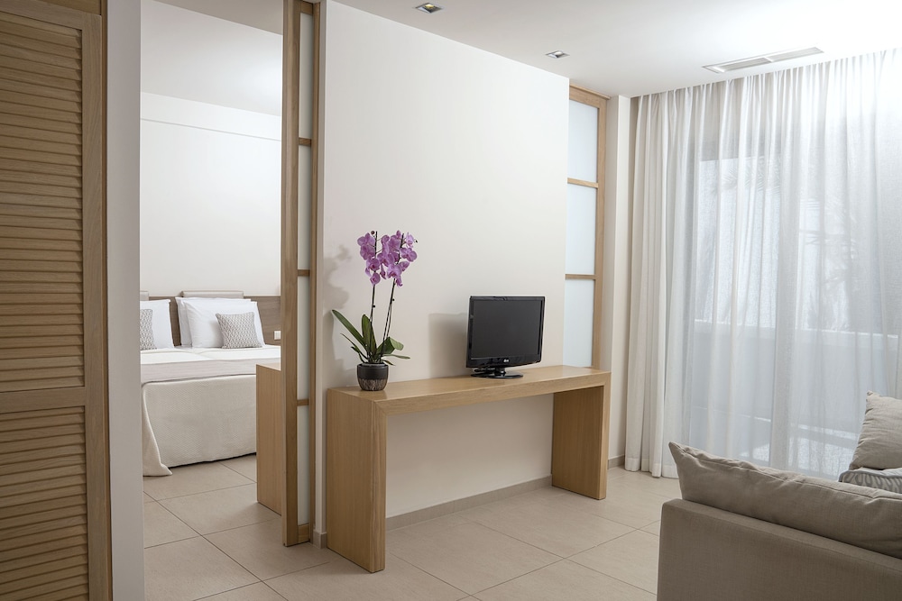 Maritimo Beach Hotel 9/65