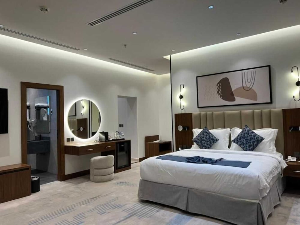 EXECUTIVE, SUITE