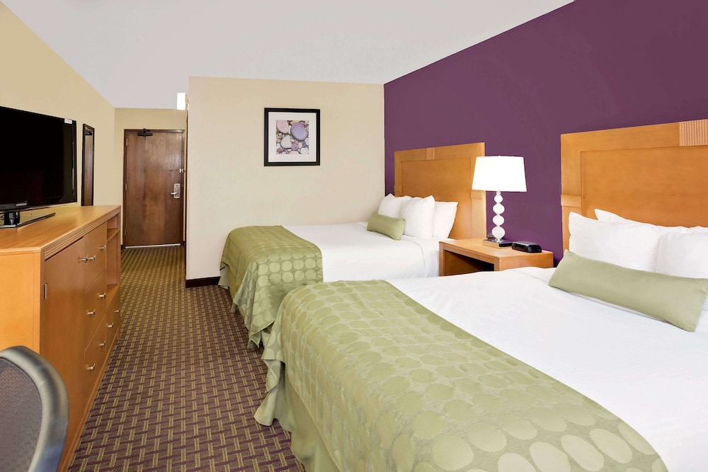 Ramada by Wyndham Marquette 20/59