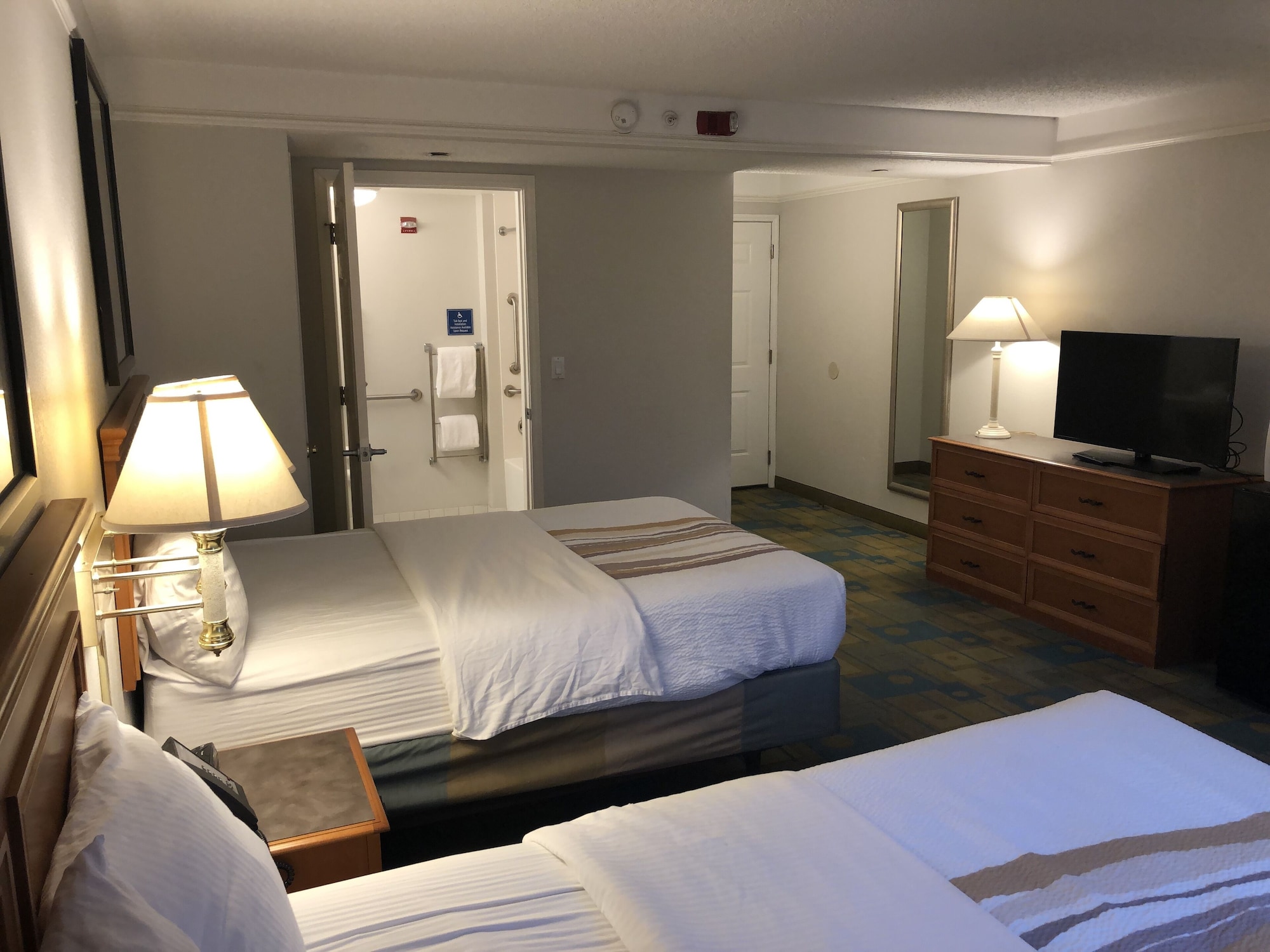 غرفة بسريرين مزدوجين بإطلالة على المسبح لذوي الإعاقة، La Quinta Inn by Wyndham Austin Oltorf 4/5