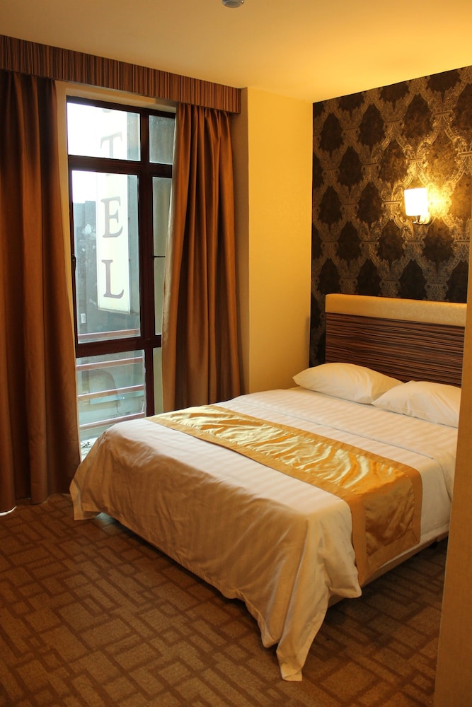 Clover Hotel 13/24
