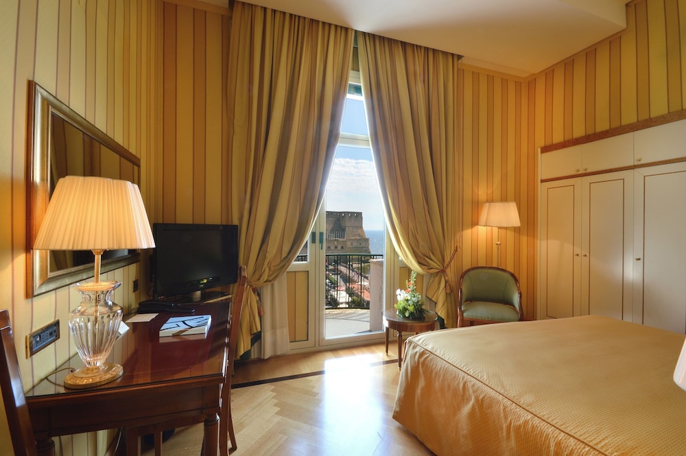 DELUXE, QUEEN BED