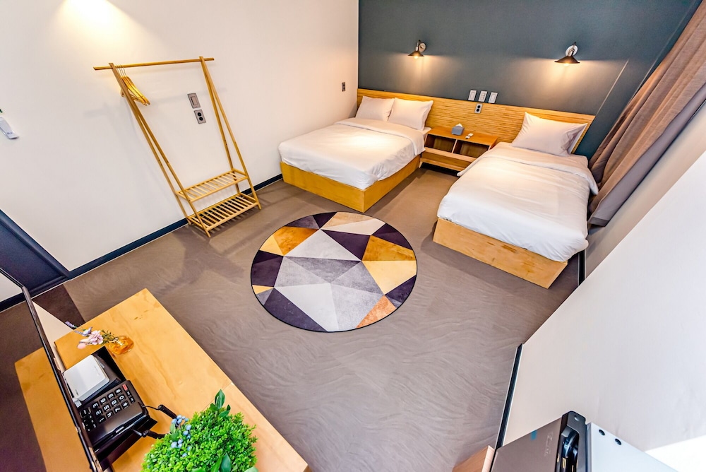 The Jade hotel 13/33