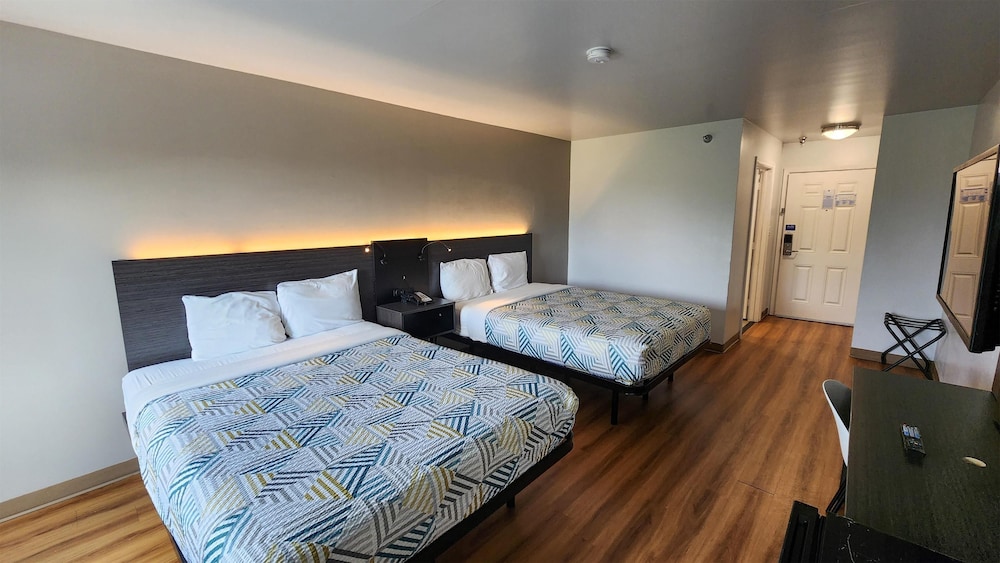 Motel6 Ennis, TX 33/66