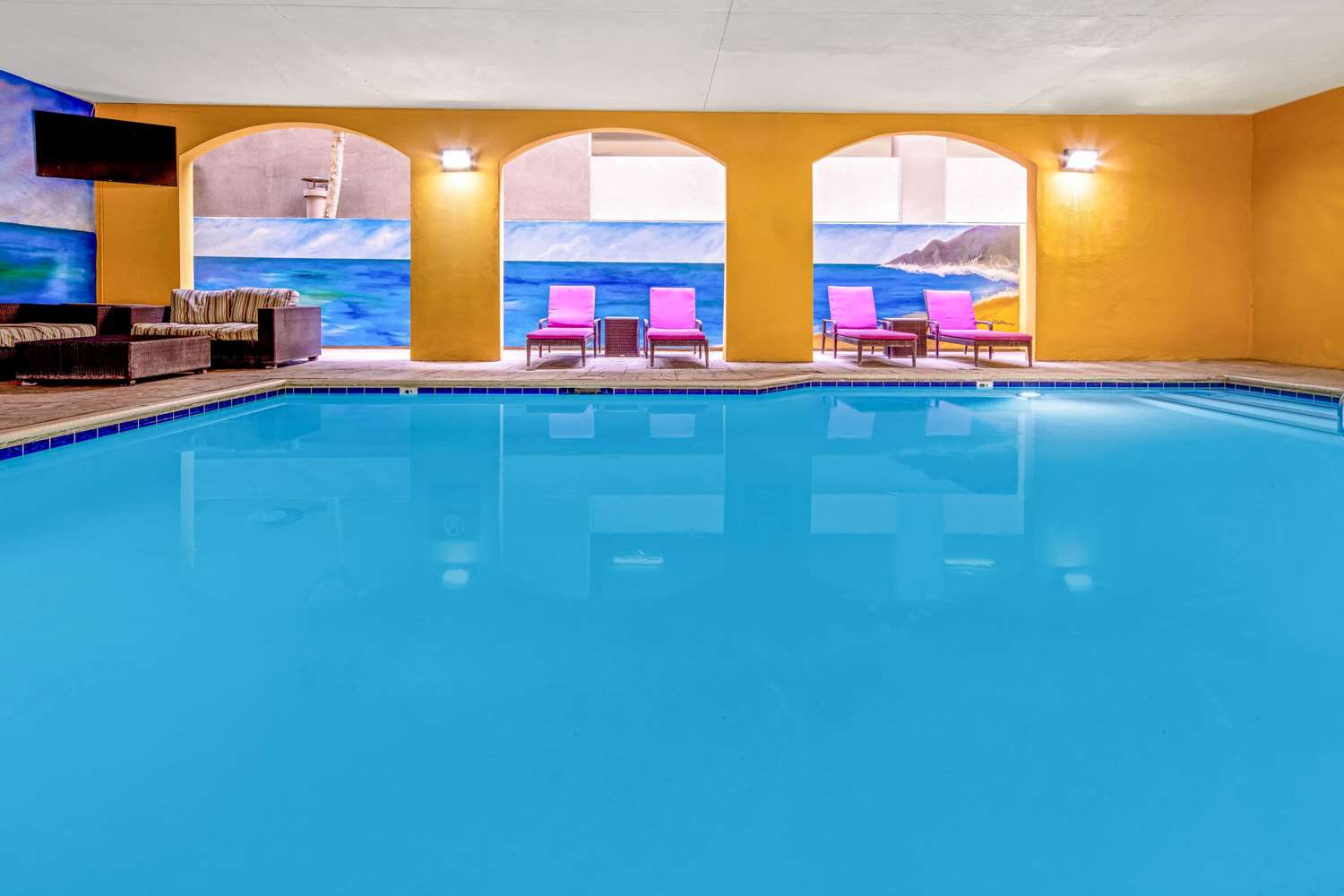 Holiday Inn Express & Suites Anaheim Convention Center Area 22/45