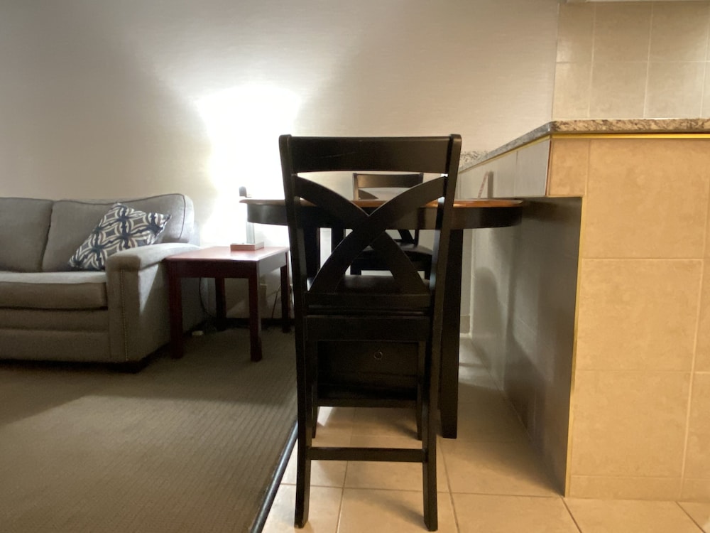 Clarion Inn and Suites Grand Rapids Airport 37/63