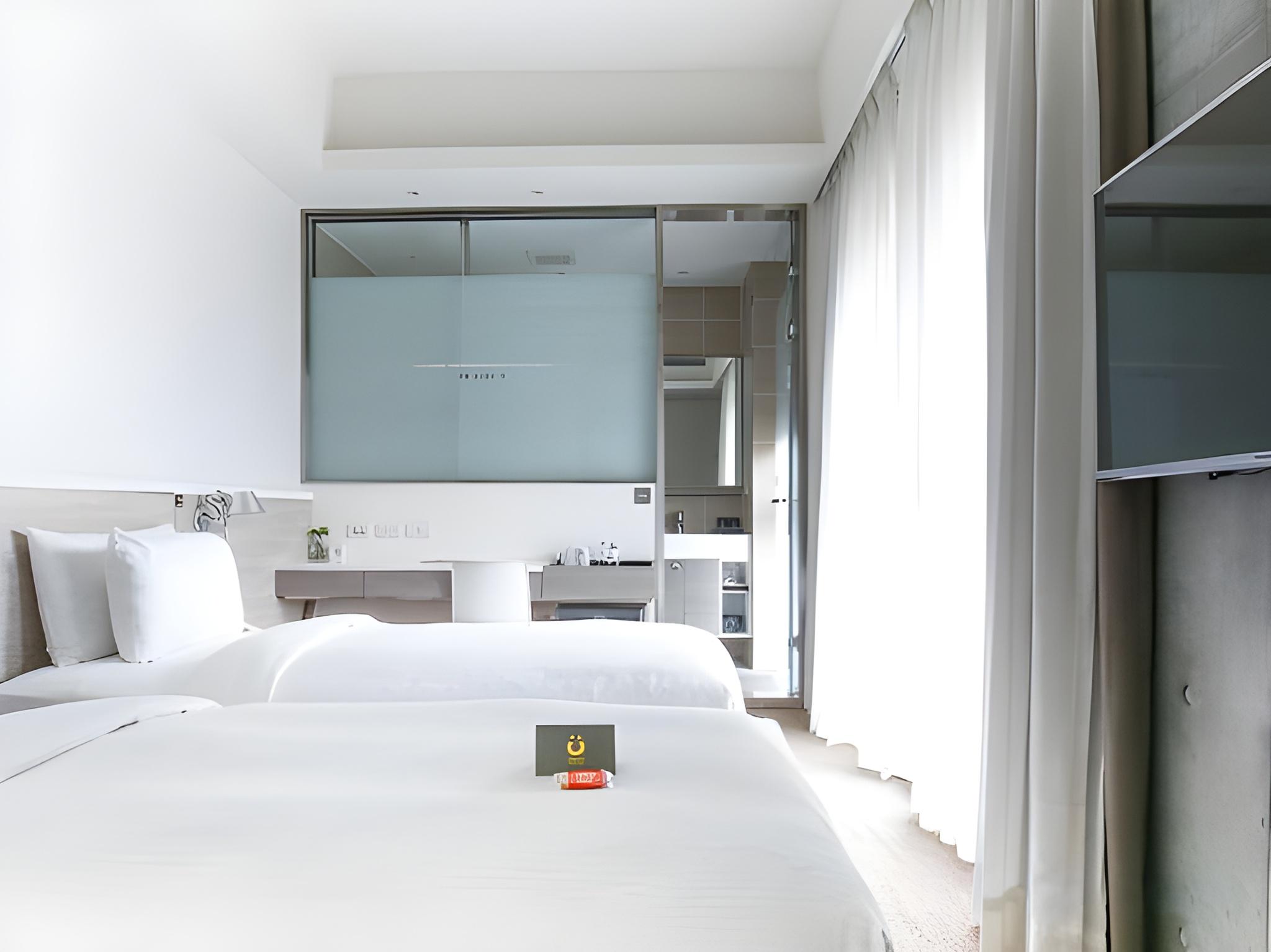 Twin Room with Street View