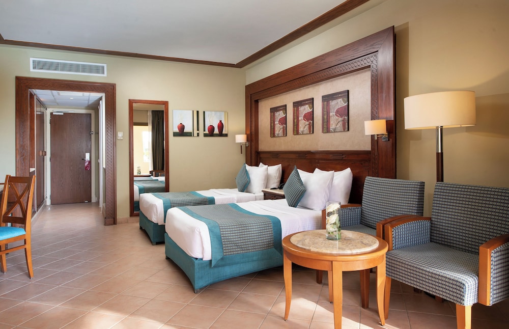 Superior, Queen Bed, Beach Front، Charmillion Club Resort 5/10