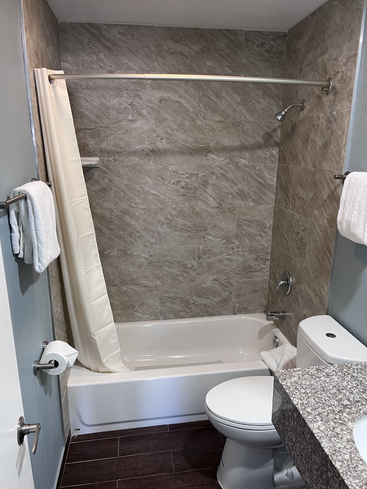 Surf City Inn And Suites 47/50