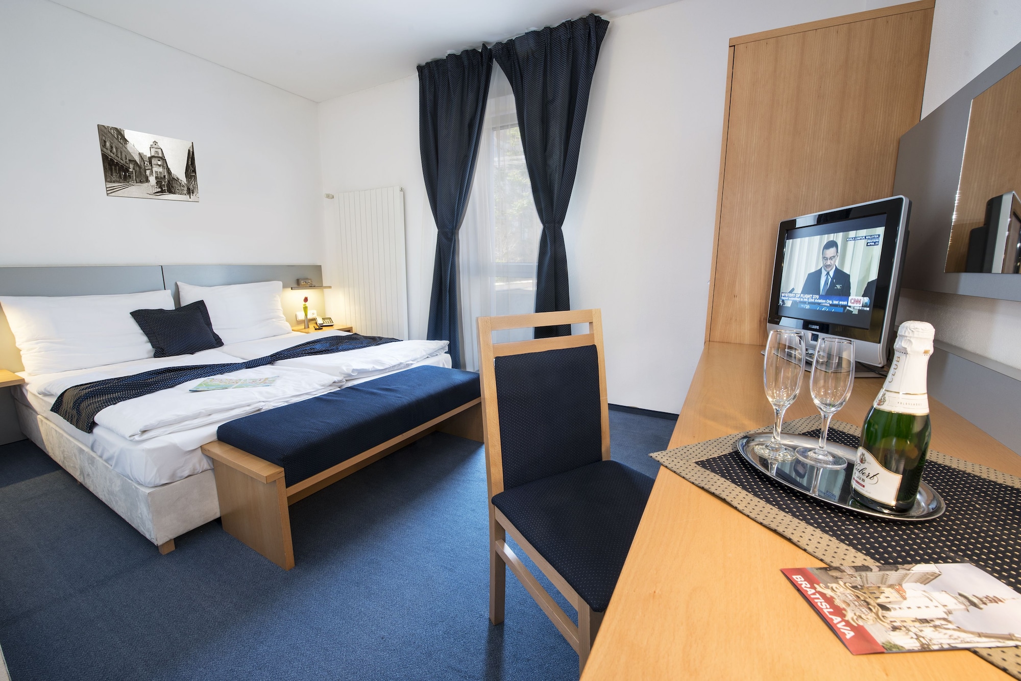 ROOM, DOUBLE BED
