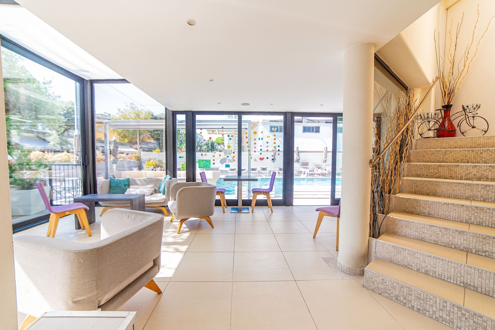 Ferretti Beach Hotel 60/65
