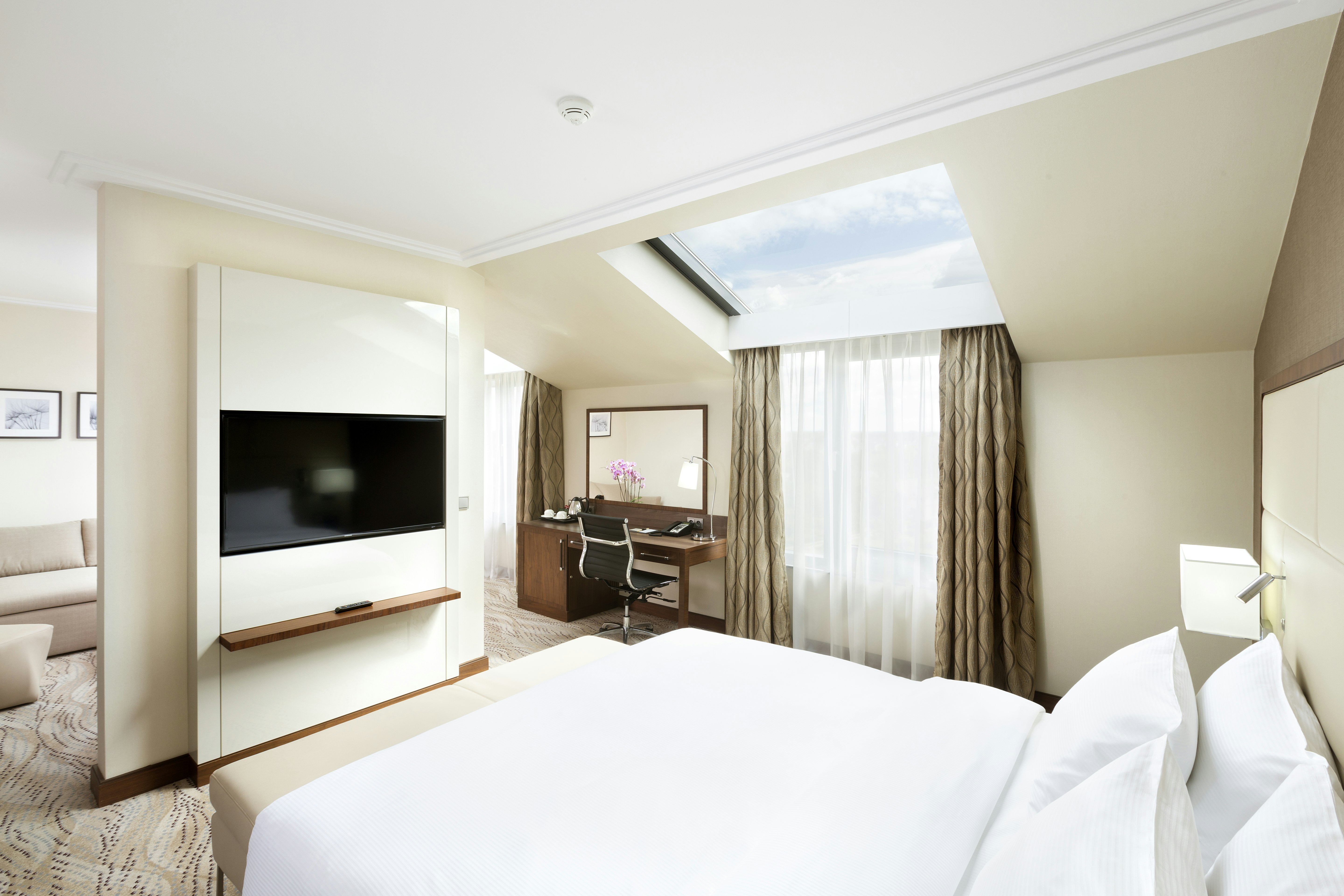 DELUXE, SUITE, KING BED