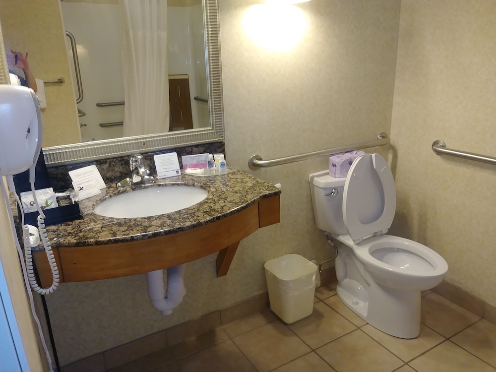 Comfort Suites South Point Huntington 11/43