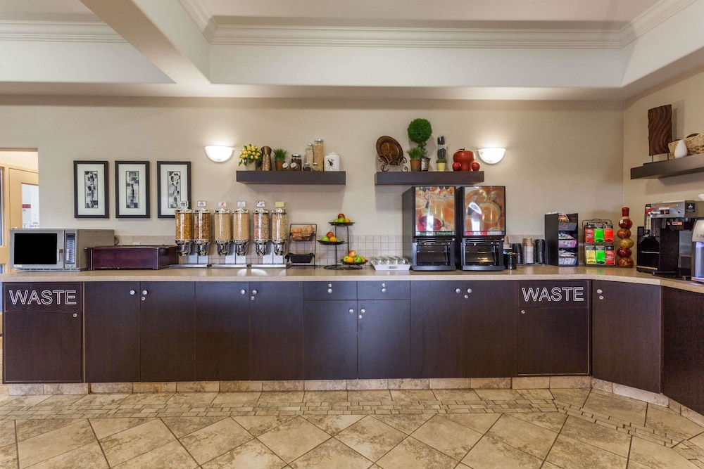 Ramada Westlock 6/37