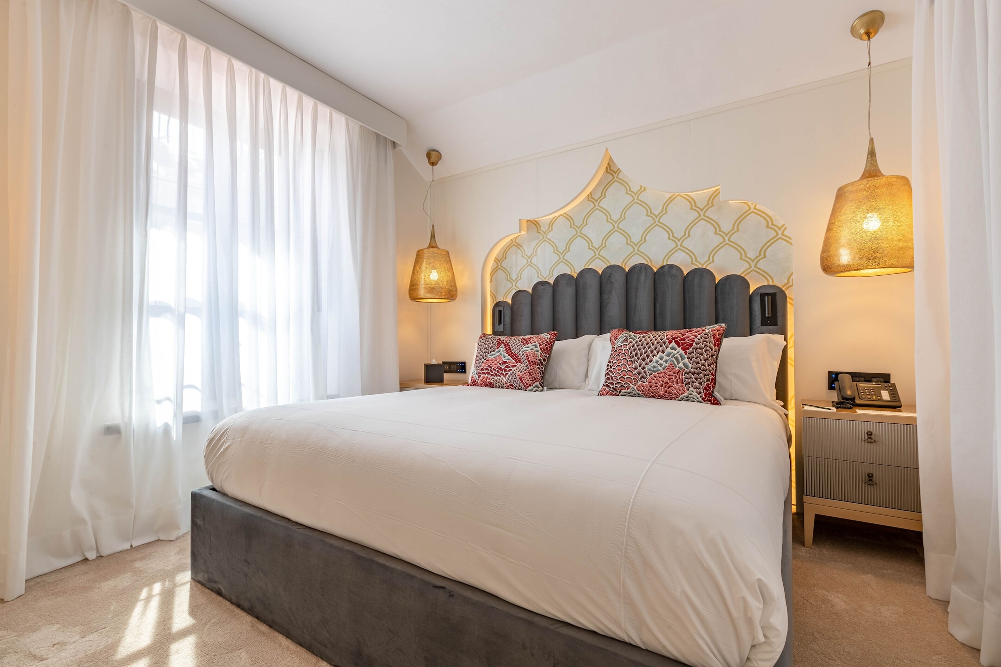 DELUXE, KING BED