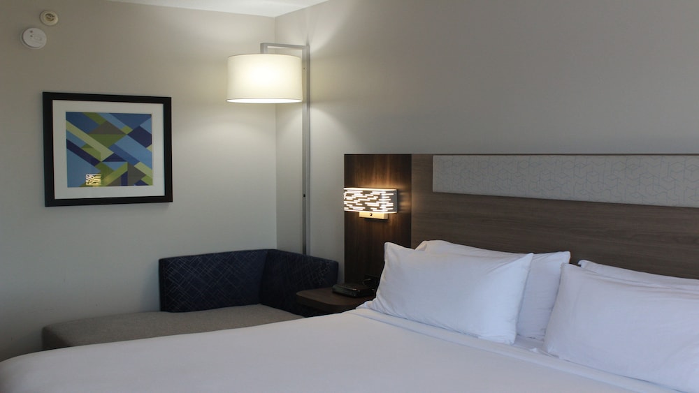 Holiday Inn Express & Suites Hope Mills Fayetteville Airport 20/37