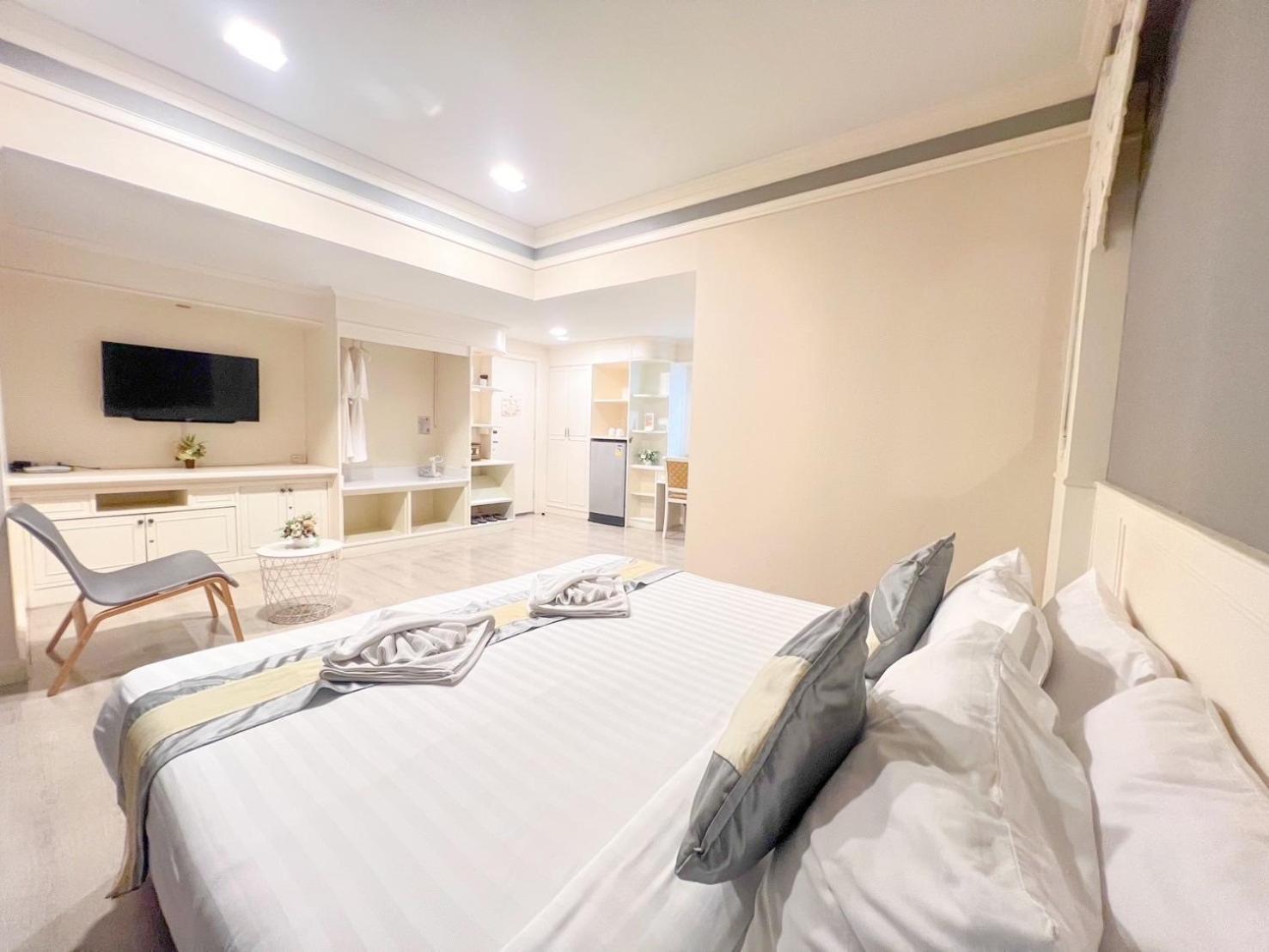 Grand, Deluxe, King Bed