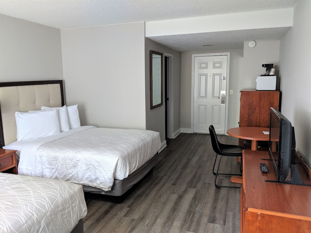 room, 2 double beds, courtyard area