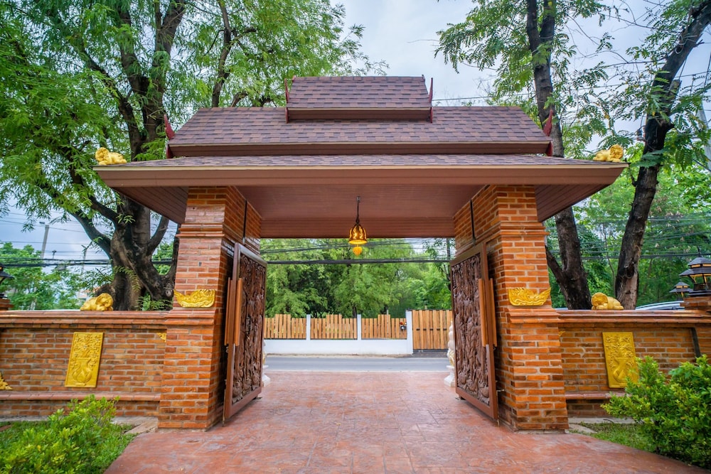 Siri Nakornpink Chiang Mai Hotel 11/75