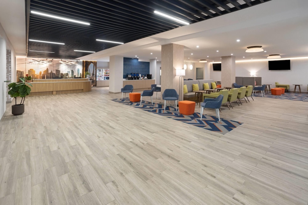 La Quinta Inn & Suites by Wyndham Jamaica NYC/JFK AirTrain 35/41