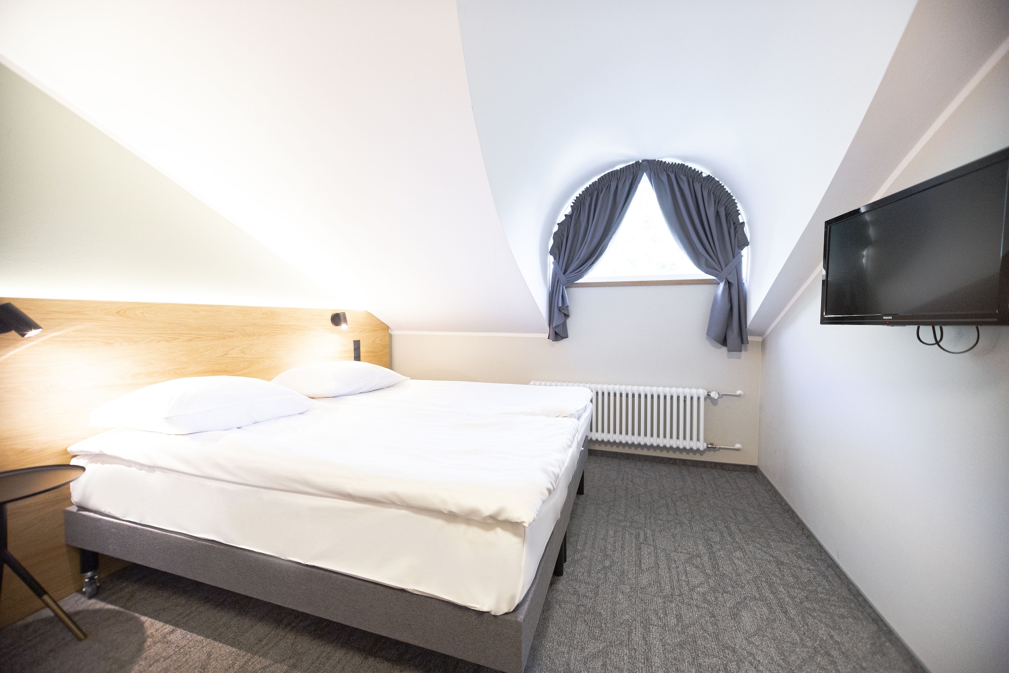 ROOM, DOUBLE OR TWIN BED