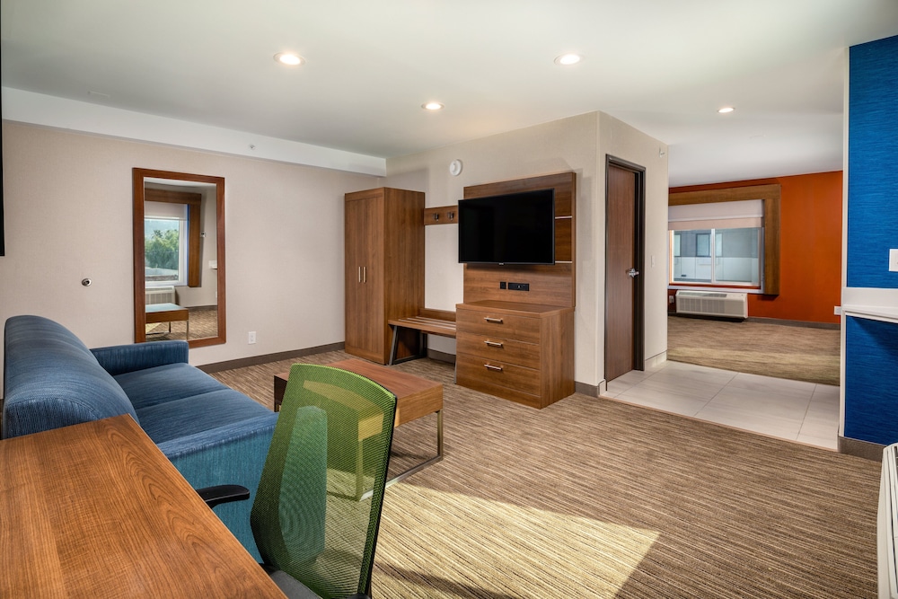 Holiday Inn Express and Suites Chatsworth 49/57