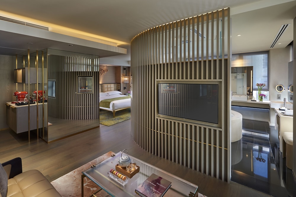 Mandarin Oriental The Landmark, Hong Kong 48/75