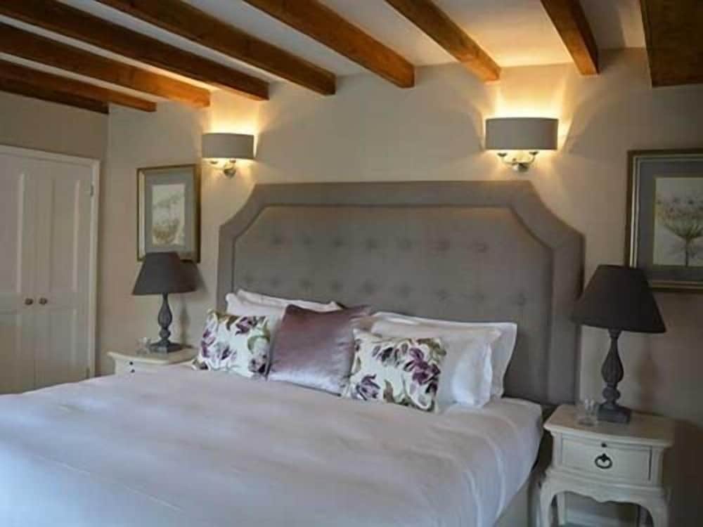 DELUXE, DOUBLE OR TWIN BED