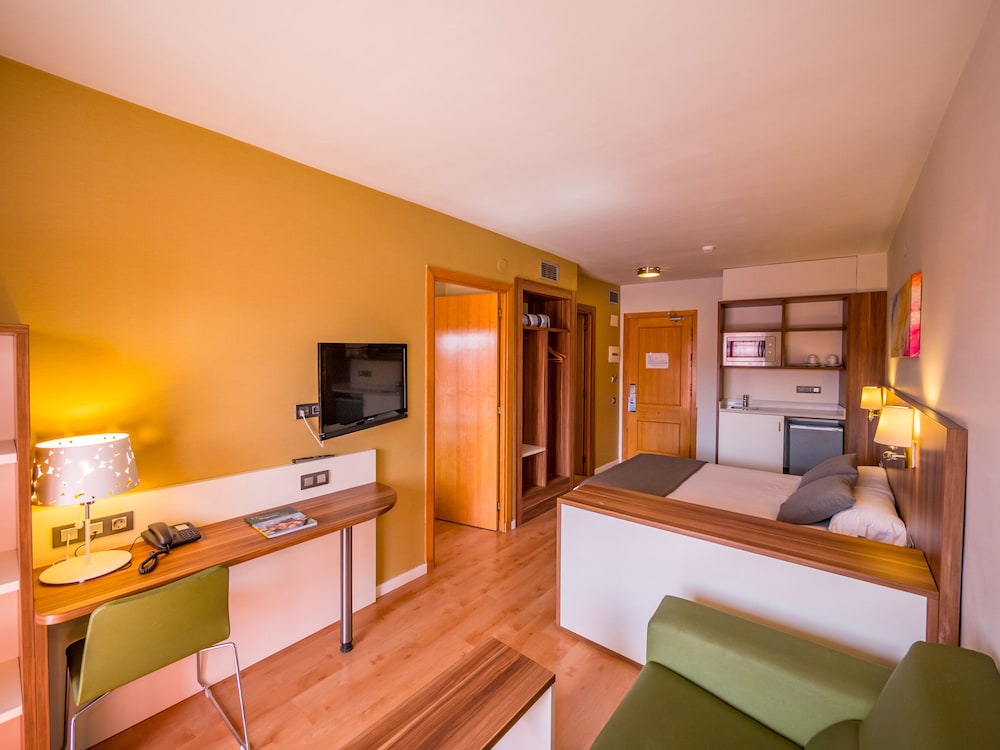 Golden Avenida Suites 8/27