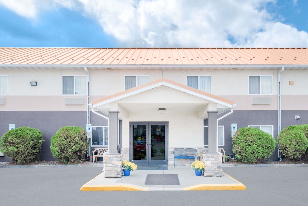 Days Inn & Suites by Wyndham Fargo 19th Ave/Airport Dome 3/26