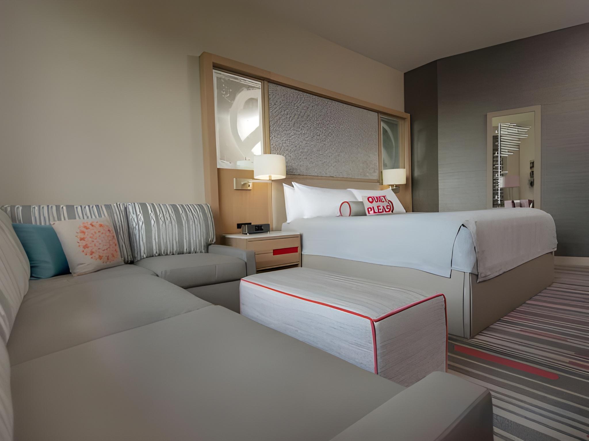 Club, King Bed