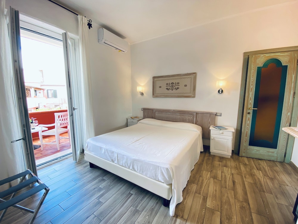 DELUXE, DOUBLE BED