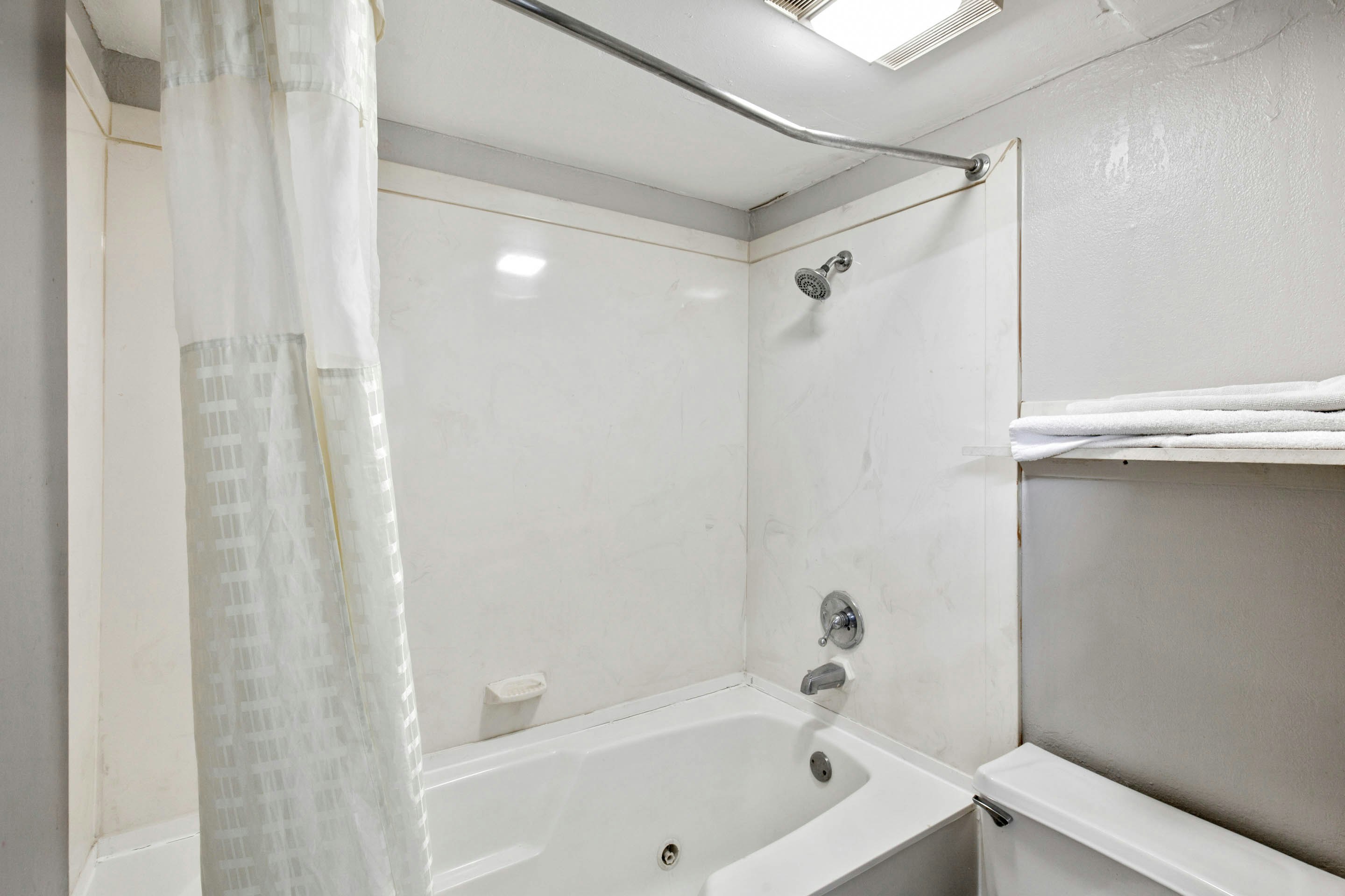 غرفة بسرير كينج بحوض جاكوزي، Hotel O Columbia Downtown near I-65 5/5