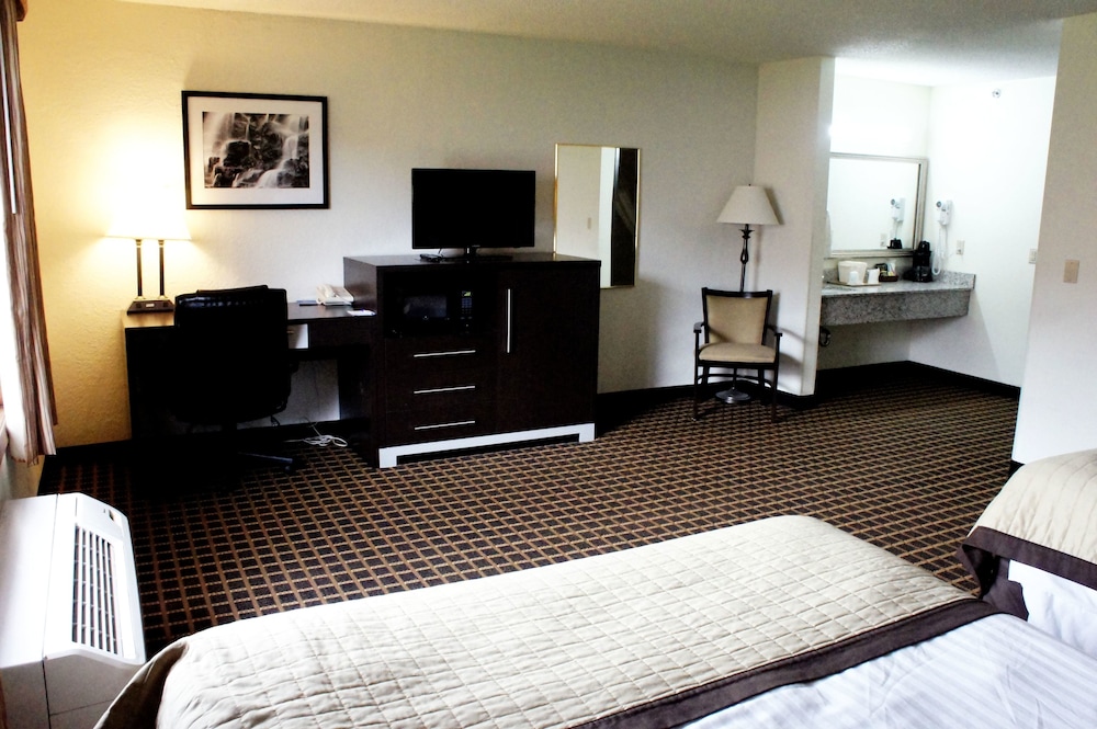 Baymont By Wyndham Green Bay 24/34