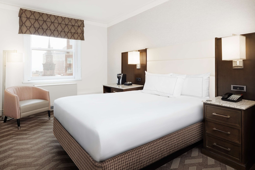 ROOM, QUEEN BED