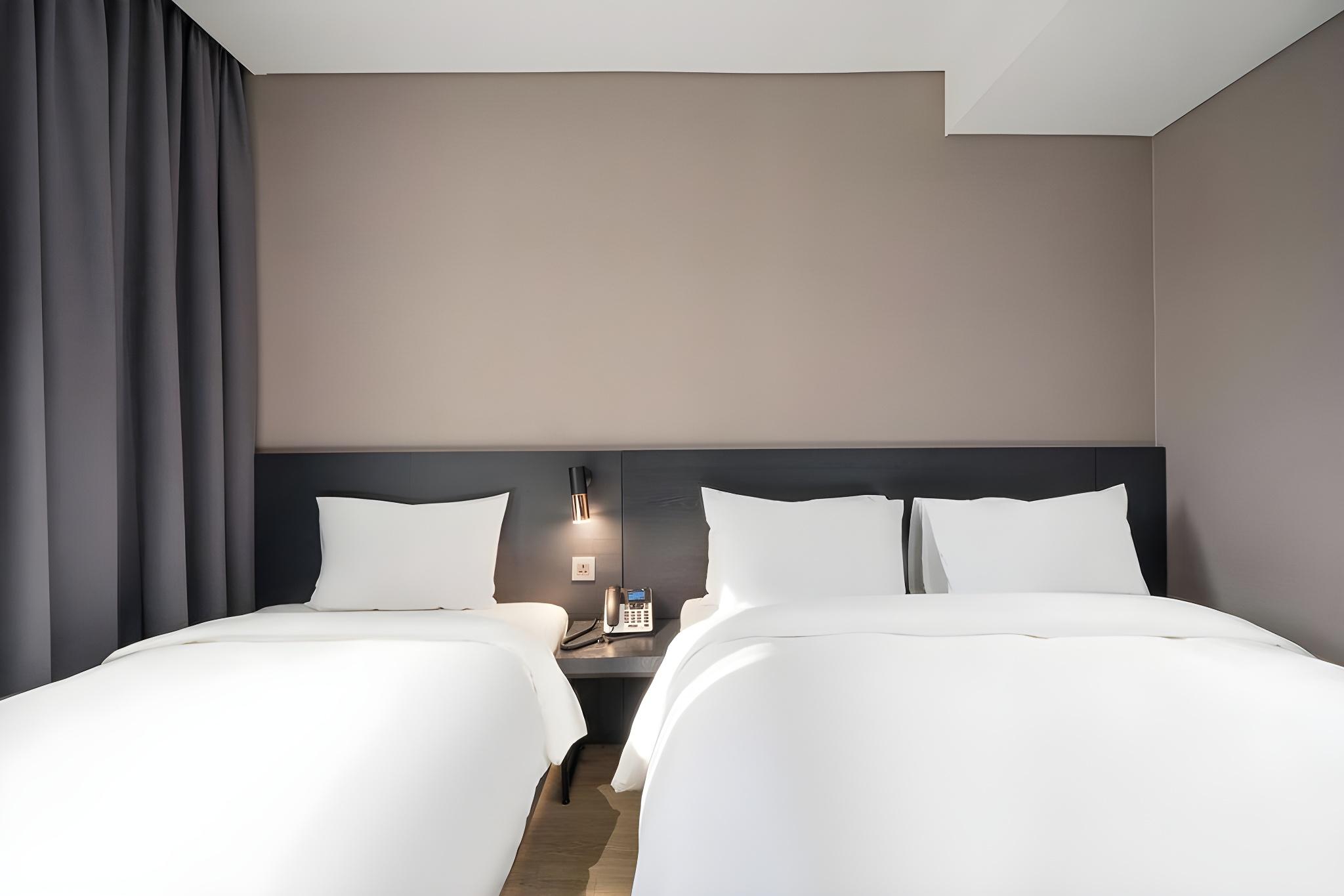 Suite, Multiple Beds, City View