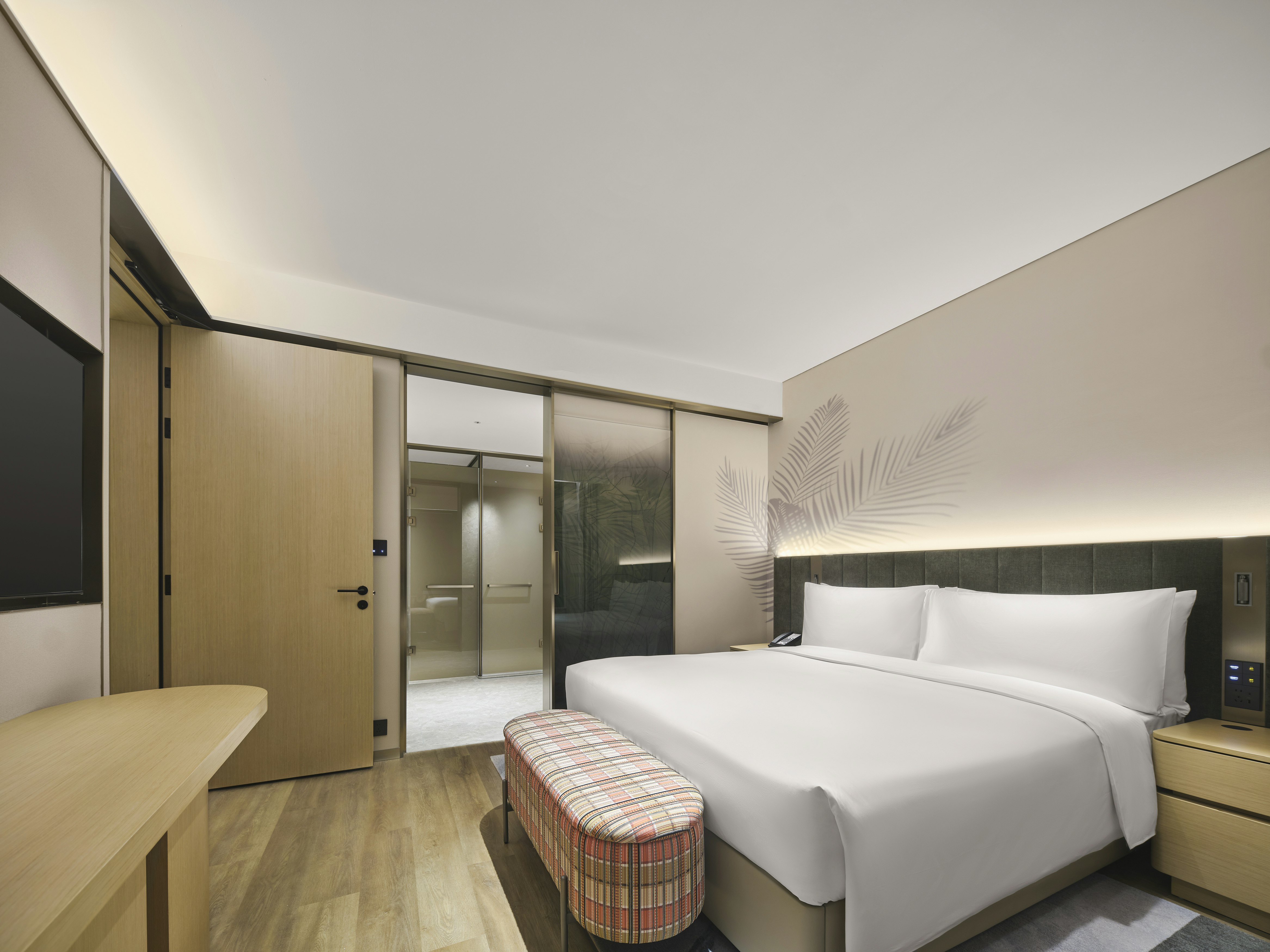 DELUXE, SUITE, KING BED